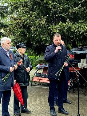 Алексей Катанский принял участие в торжественном митинге с возложением цветов у памятника Евгении Рудневой.