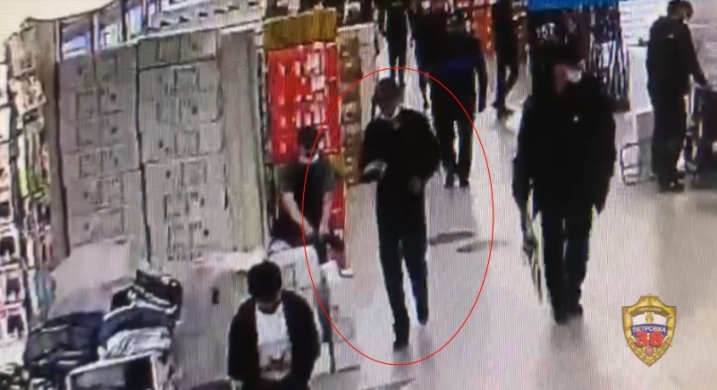Полицейские юго-востока Москвы задержали подозреваемого в краже Полицейские юго-востока Москвы задержали подозреваемого в краже
