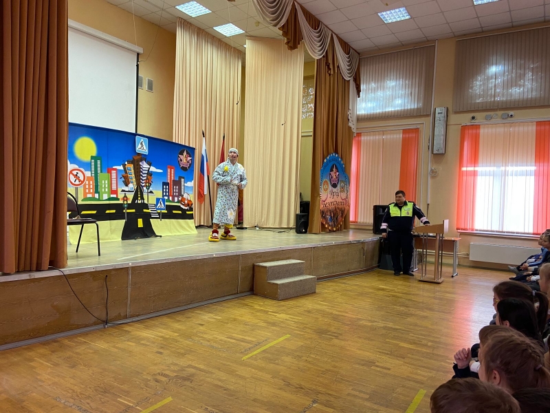 Сотрудники Госавтоинспекции ЮВАО приняли участие в театральном представлении для школьников Сотрудники Госавтоинспекции ЮВАО приняли участие в театральном представлении для школьников