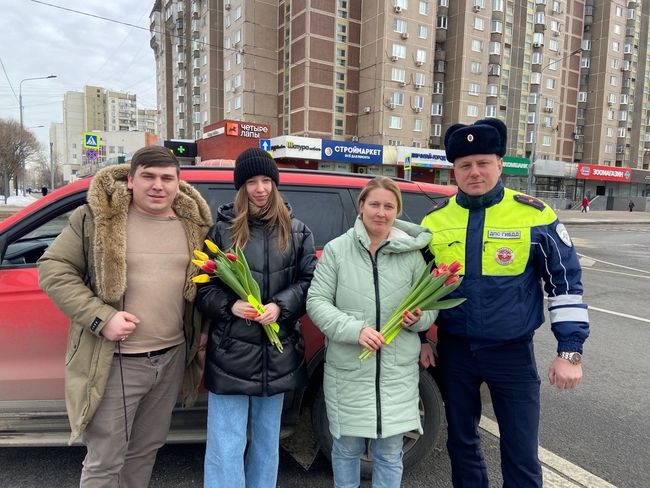 Госавтоинспекторы ОГИБДД УВД по ЮВАО поздравили автоледи с наступающим Международным женским днем Госавтоинспекторы ОГИБДД УВД по ЮВАО поздравили автоледи с наступающим Международным женским днем