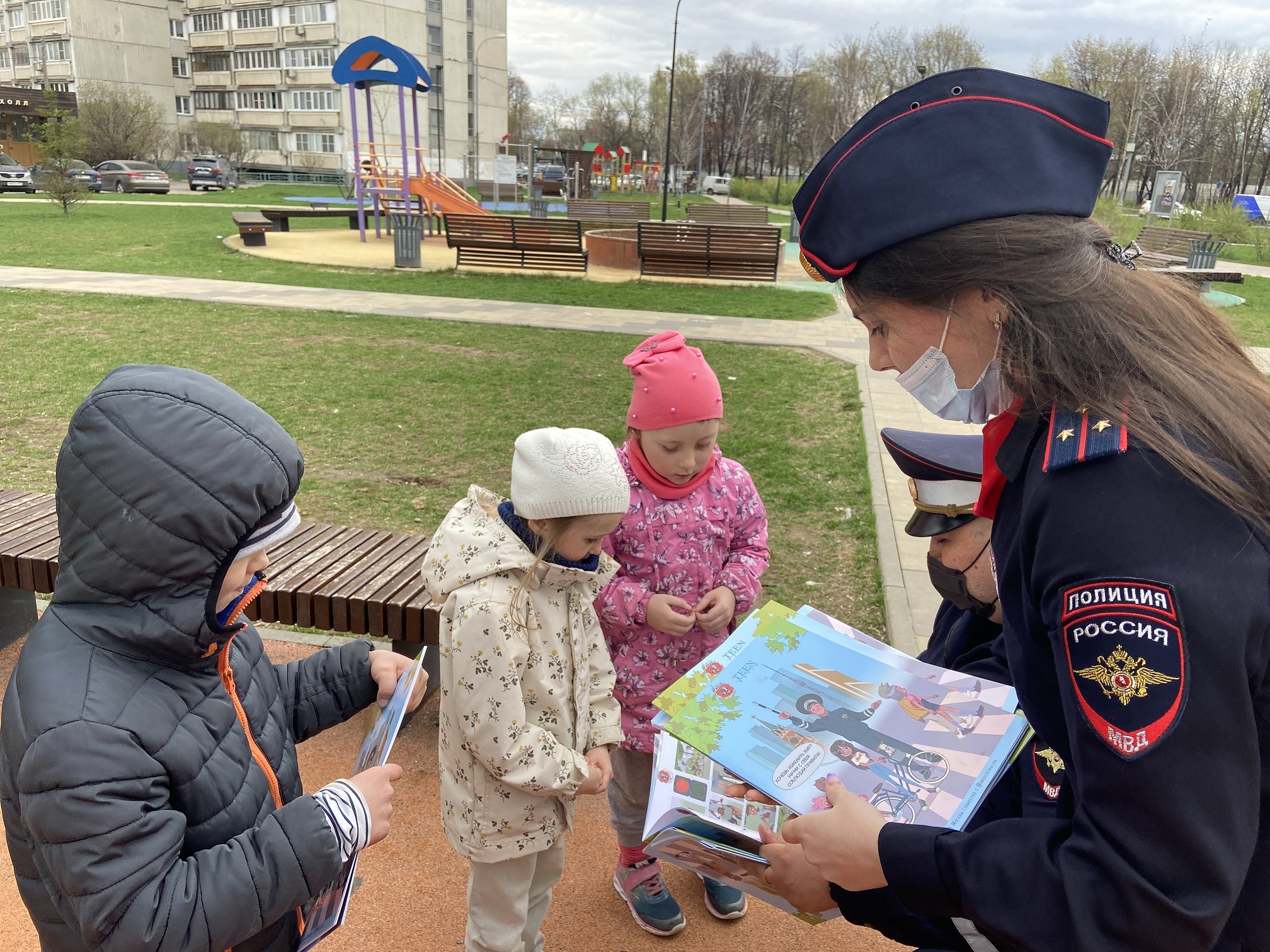 В ЮВАО сотрудники Госавтоинспекции провели акцию «Безопасность во дворе!» В ЮВАО сотрудники Госавтоинспекции провели акцию «Безопасность во дворе!»