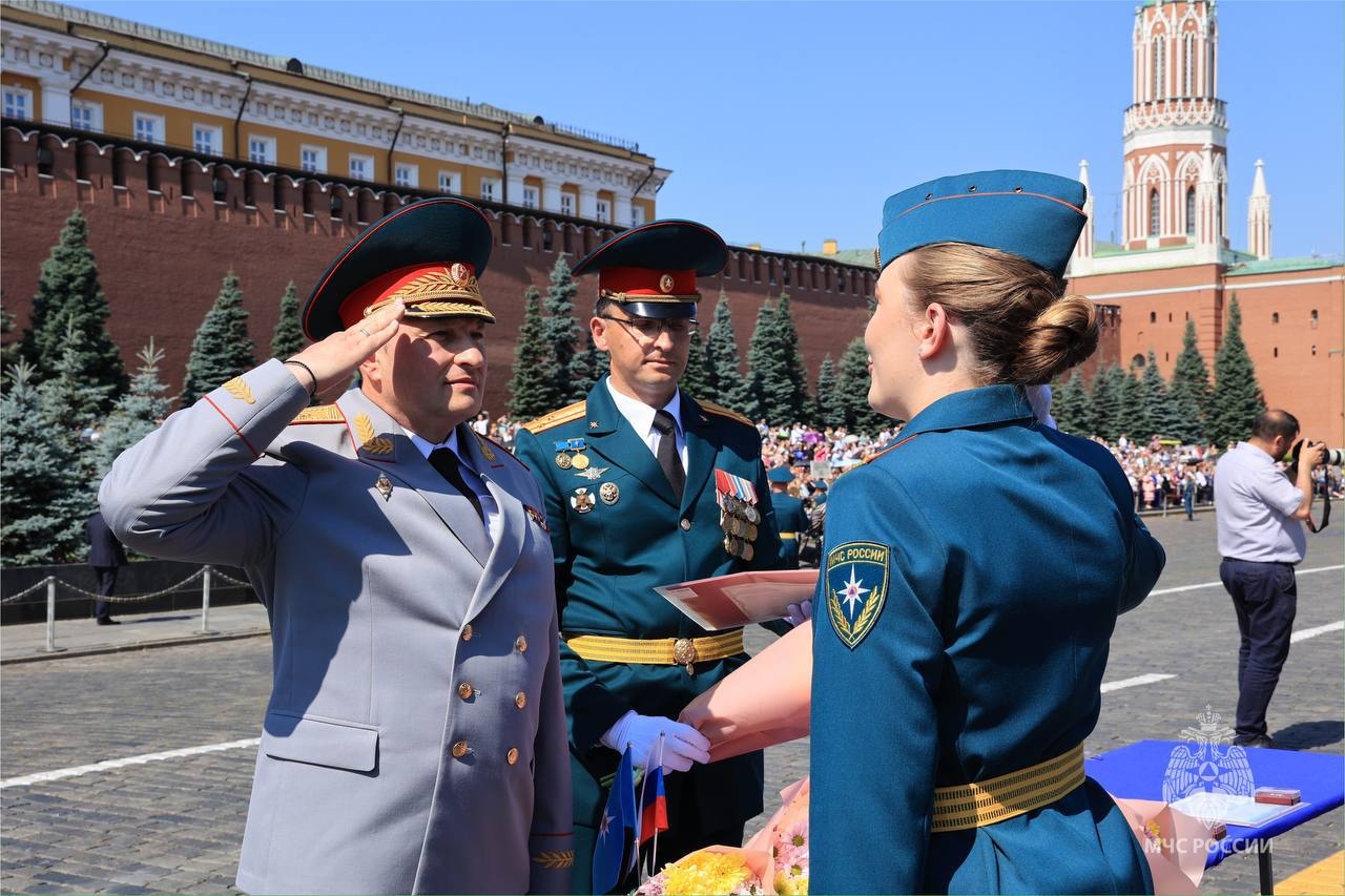 Глава МЧС России вручил дипломы выпускникам Глава МЧС России вручил дипломы выпускникам