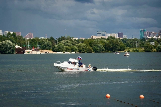 Столичные спасатели усилили контроль безопасности на Москве-реке и водоемах из-за жары Столичные спасатели усилили контроль безопасности на Москве-реке и водоемах из-за жары