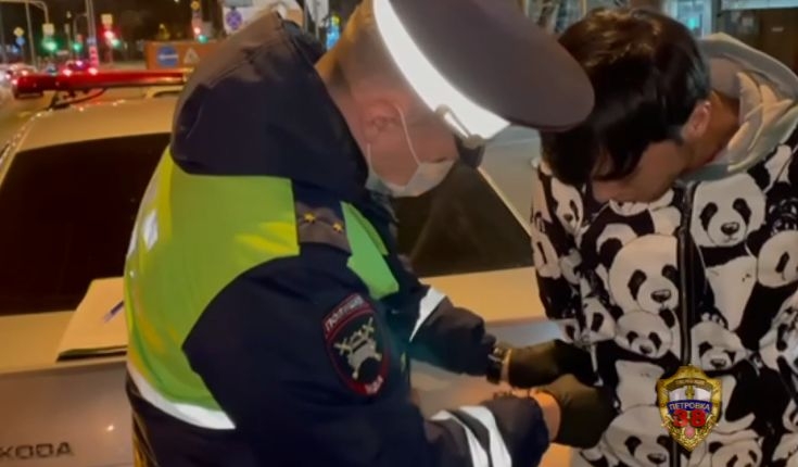 Сотрудники полиции на юго-востоке Москвы задержали подозреваемого в сбыте наркотика Сотрудники полиции на юго-востоке Москвы задержали подозреваемого в сбыте наркотика
