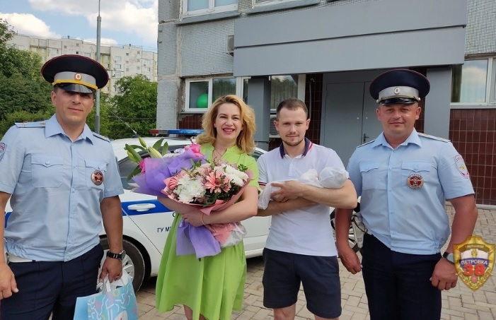 Инспекторы ГИБДД на юго-востоке столицы помогли вовремя доставить беременную женщину в роддом